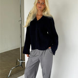 Modelbillede af navy LUCY cardigan. Fra BySofieSønderby