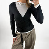 Modelbillede af sort LUNA wrap bluse. Set forfra. Fra BySofieSønderby