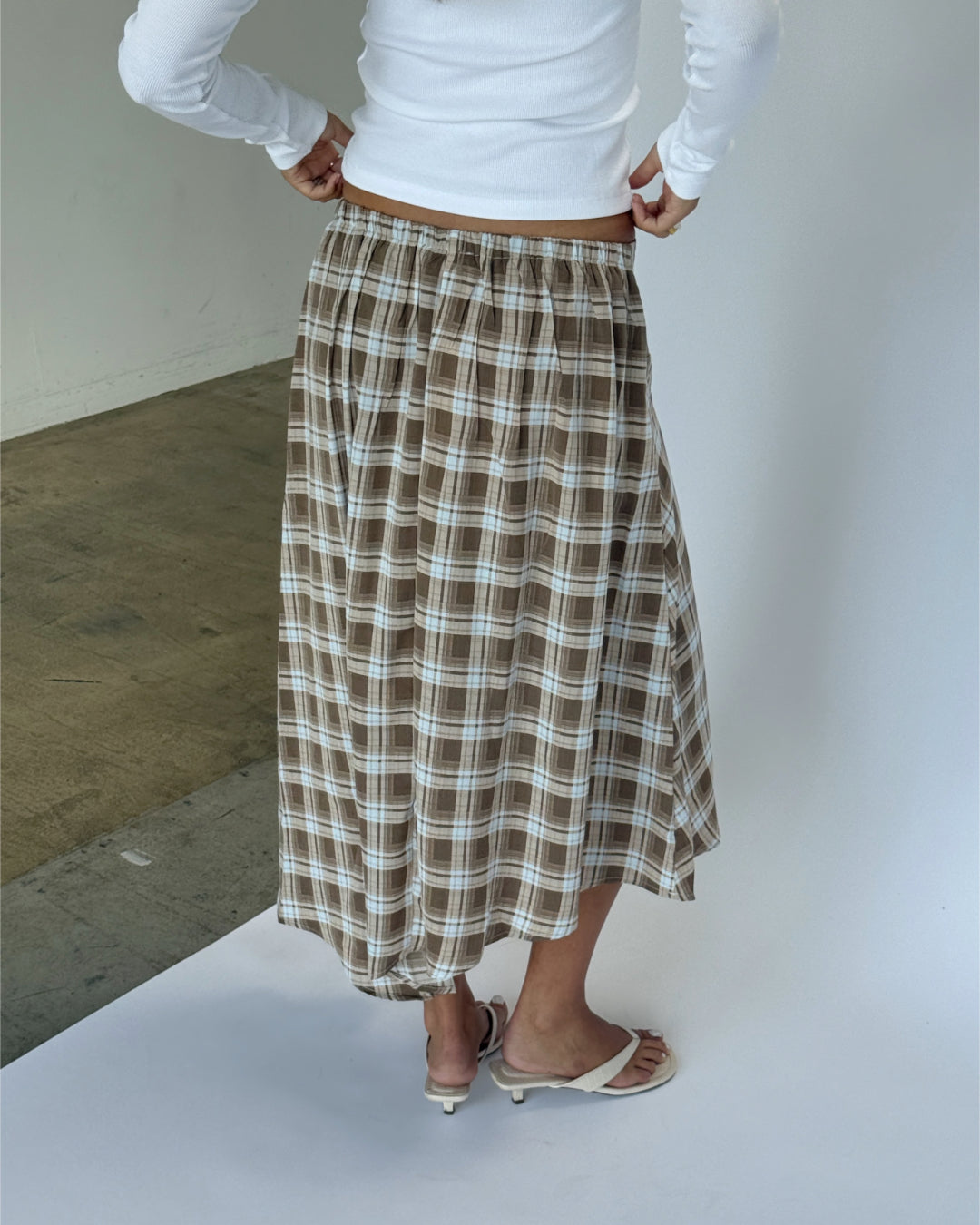 Modelbillede af LYNN nederdel, beige og hvid FREYA bluse. Begge fra BySofieSønderby