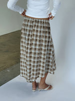 Modelbillede af LYNN nederdel, beige og hvid FREYA bluse. Begge fra BySofieSønderby