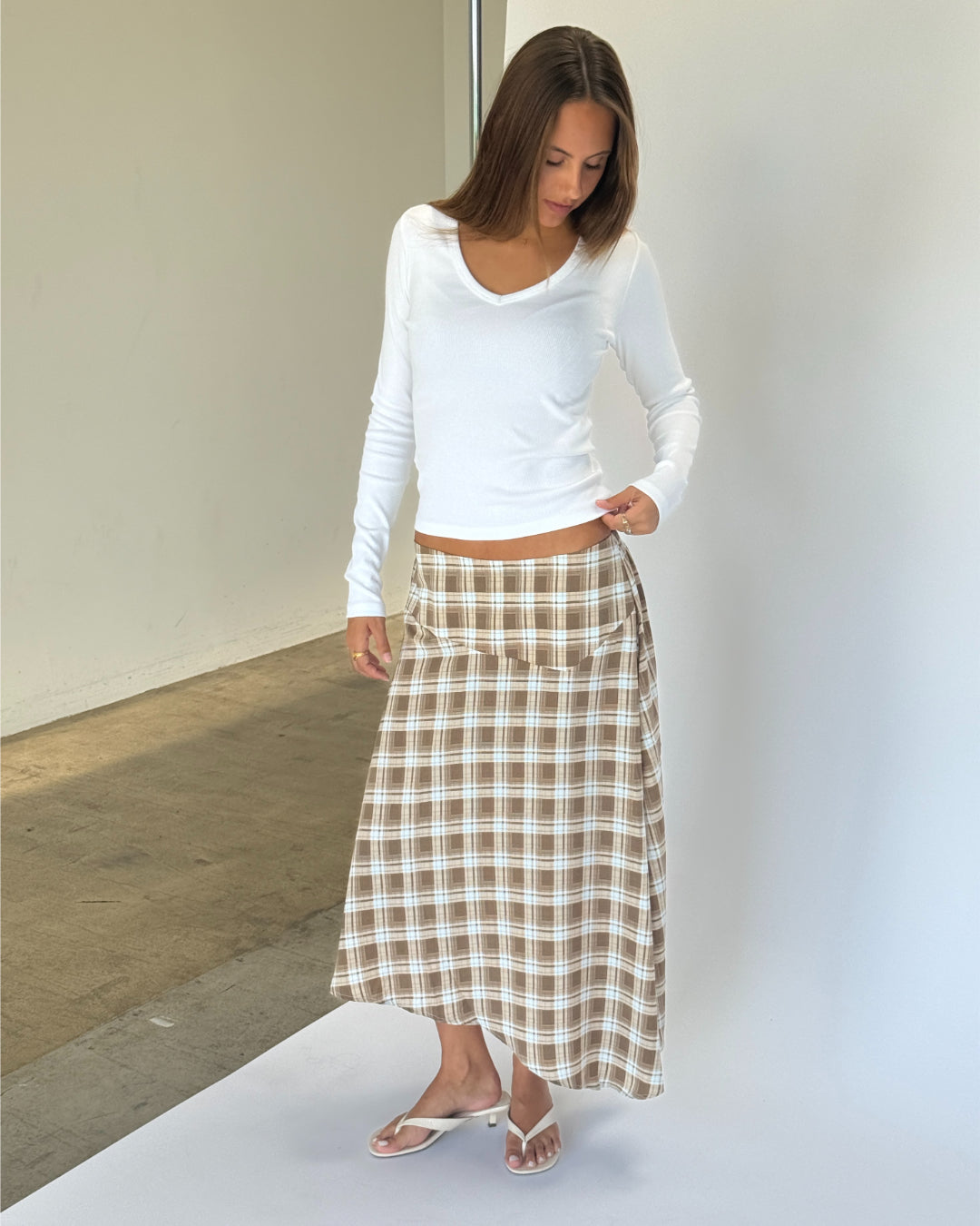 Modelbillede af LYNN nederdel, beige og hvid FREYA bluse. Begge fra BySofieSønderby
