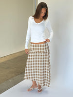 Modelbillede af LYNN nederdel, beige og hvid FREYA bluse. Begge fra BySofieSønderby