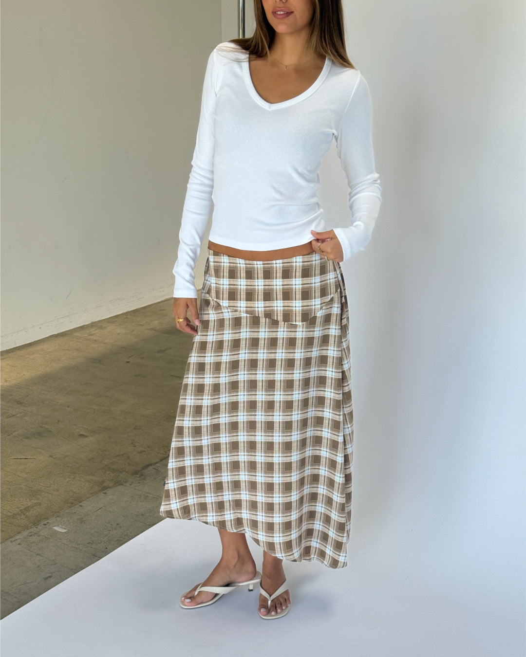 Modelbillede af LYNN nederdel, beige og hvid FREYA bluse. Begge fra BySofieSønderby