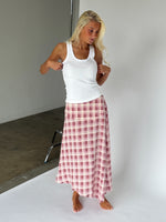 Modelbillede af pink LYNN nederdel. Fra BySofieSønderby