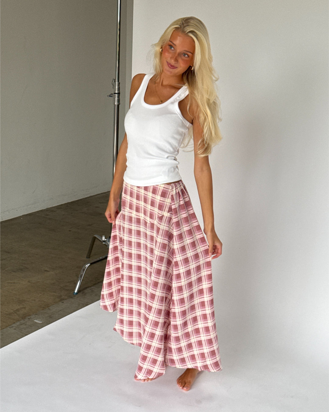 Modelbillede af pink LYNN nederdel. Fra BySofieSønderby