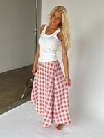 Modelbillede af pink LYNN nederdel. Fra BySofieSønderby