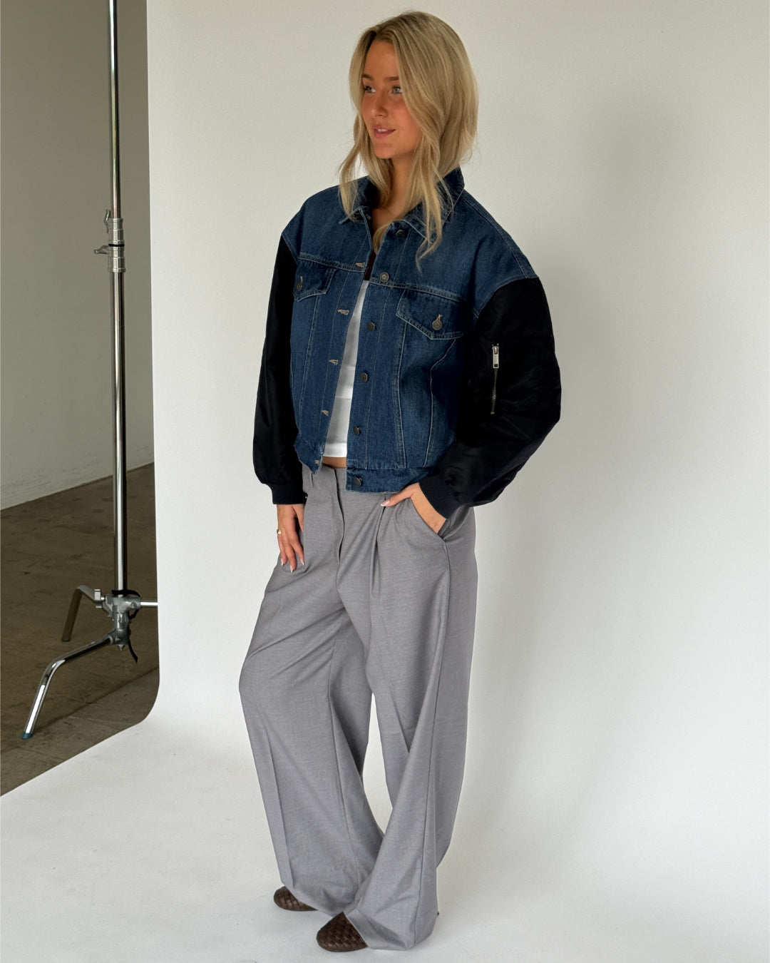 Modelbillede af denim MADDIE bomberjakke. Fra BySofieSønderby