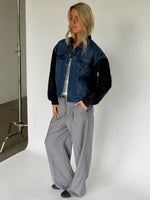 Modelbillede af denim MADDIE bomberjakke. Fra BySofieSønderby
