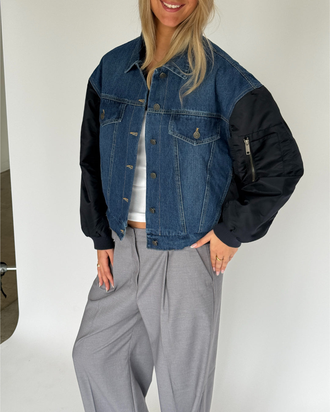 Modelbillede af denim MADDIE bomberjakke. Fra BySofieSønderby