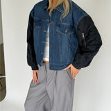 Modelbillede af denim MADDIE bomberjakke. Fra BySofieSønderby