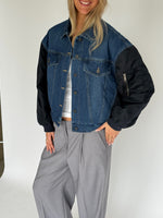 Modelbillede af denim MADDIE bomberjakke. Fra BySofieSønderby