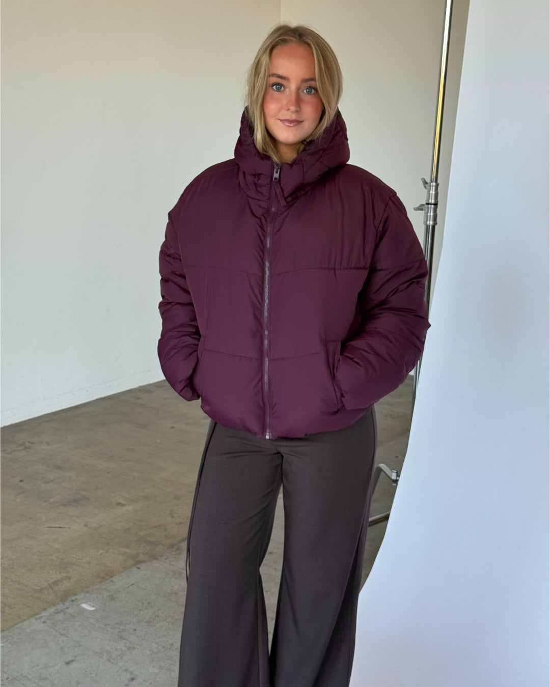 Modelbillede af MAEVE puffer jakke i blomme. Fra BySofieSønderby. 