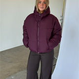 Modelbillede af MAEVE puffer jakke i blomme. Fra BySofieSønderby. 