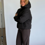Modelbillede af MAEVE puffer jakke i blomme. Fra BySofieSønderby. 