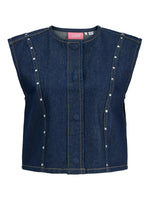 Produktbillede af denimblå MAE top, med knapdetaljer. Set forfra. Fra BySofieSønderby