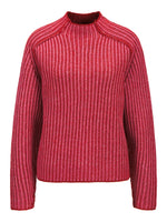 Rød strikket sweater med ribbede striber, lange ærmer og høj hals, placeret mod en hvid baggrund.
