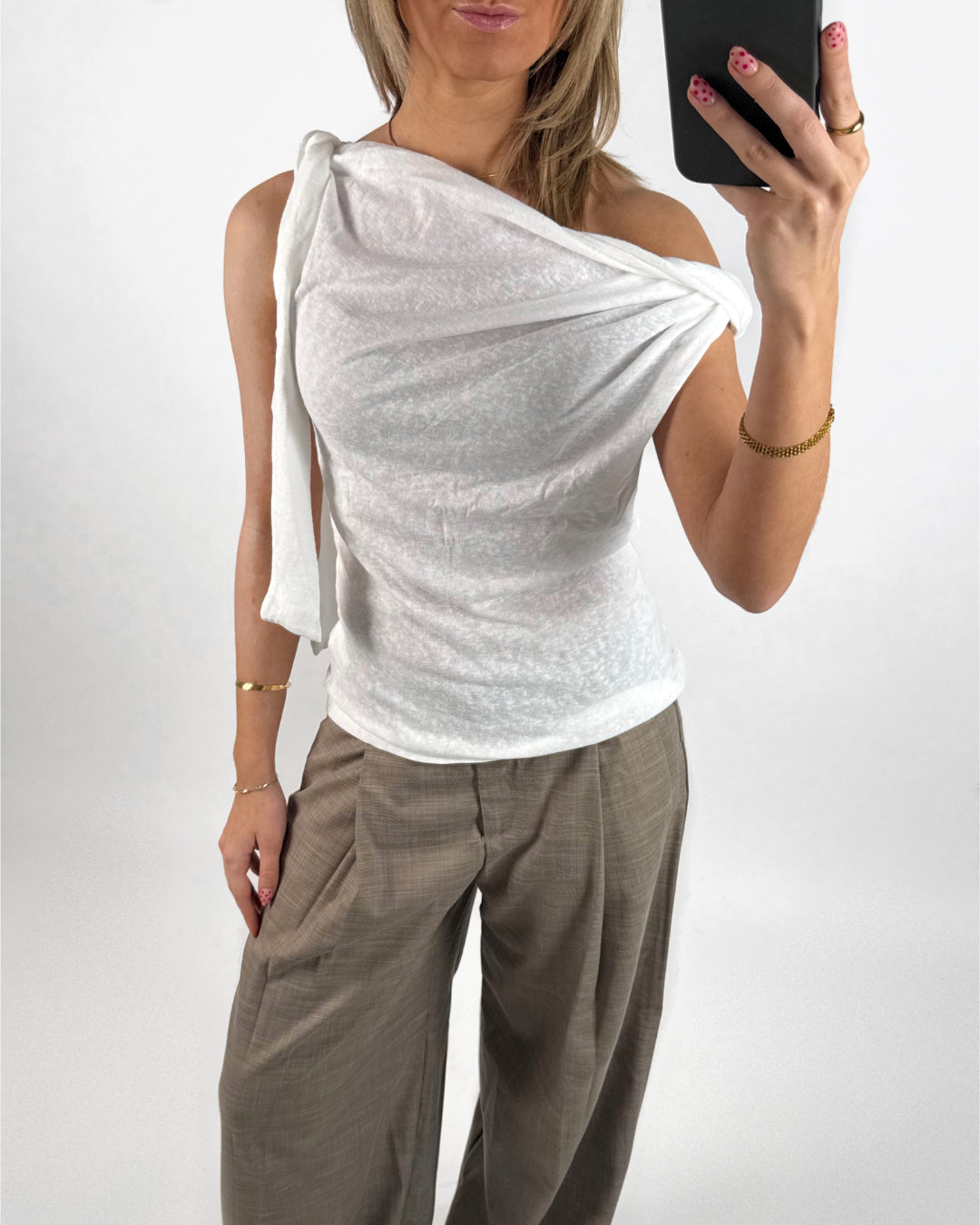 Modelbillede af hvid MAISIE top. Set forfra. Fra BySofieSønderby