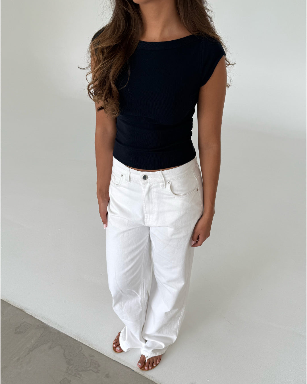 Pige bærer MALIA t-shirt, navy og NANNA jeans, hvid fra BySofieSønderby