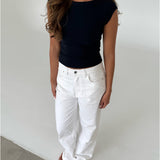 Pige bærer MALIA t-shirt, navy og NANNA jeans, hvid fra BySofieSønderby