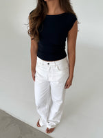 Pige bærer MALIA t-shirt, navy og NANNA jeans, hvid fra BySofieSønderby