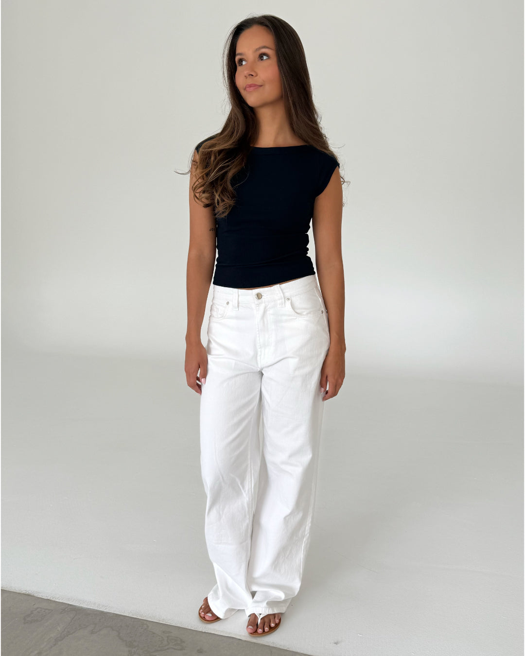 Pige bærer MALIA t-shirt, navy og NANNA jeans, hvid fra BySofieSønderby