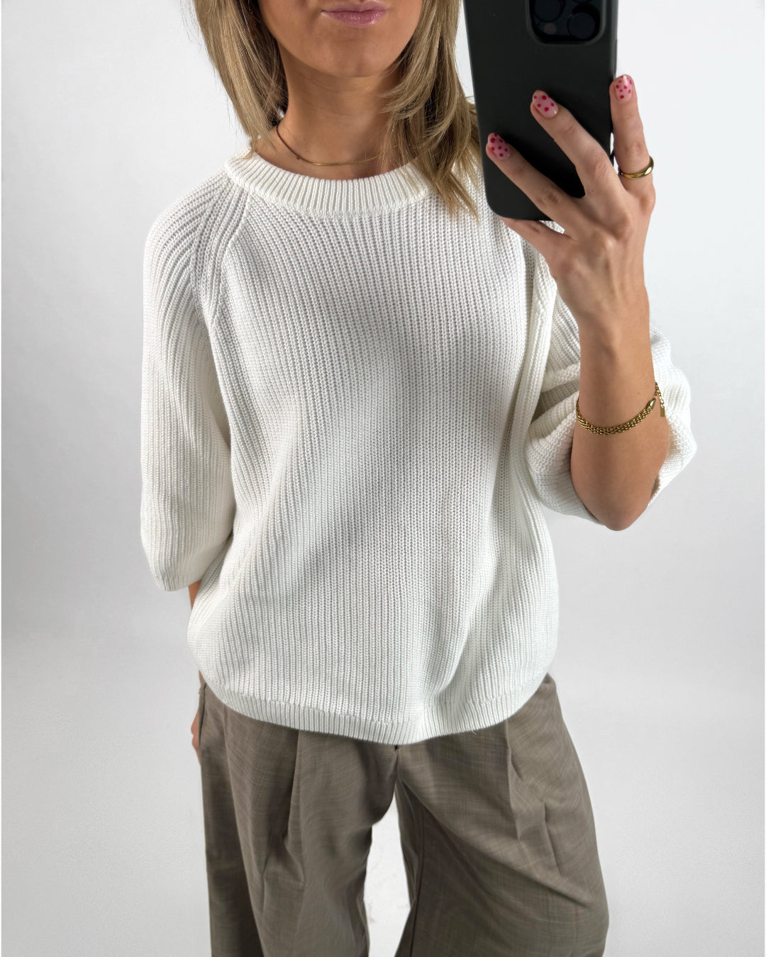 Modelbillede af hvid MARGE strik t-shirt. Set forfra. Fra BySofieSønderby