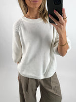 Modelbillede af hvid MARGE strik t-shirt. Set forfra. Fra BySofieSønderby