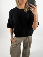 Modelbillede af sort MARGE strik t-shirt. Set forfra. Fra BySofieSønderby