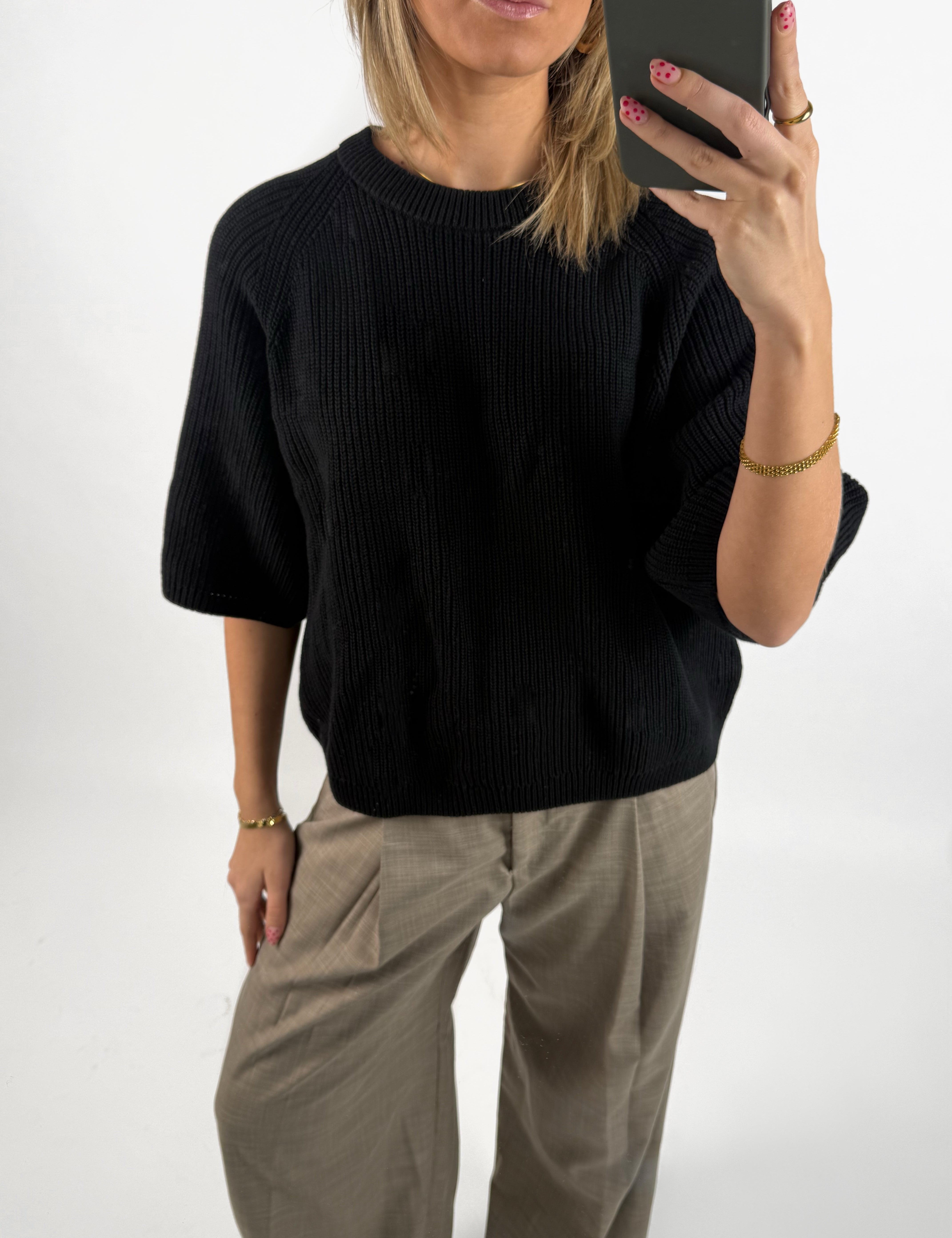 Modelbillede af sort MARGE strik t-shirt. Set forfra. Fra BySofieSønderby