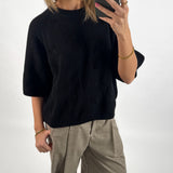 Modelbillede af sort MARGE strik t-shirt. Set forfra. Fra BySofieSønderby
