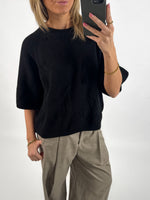 Modelbillede af sort MARGE strik t-shirt. Set forfra. Fra BySofieSønderby