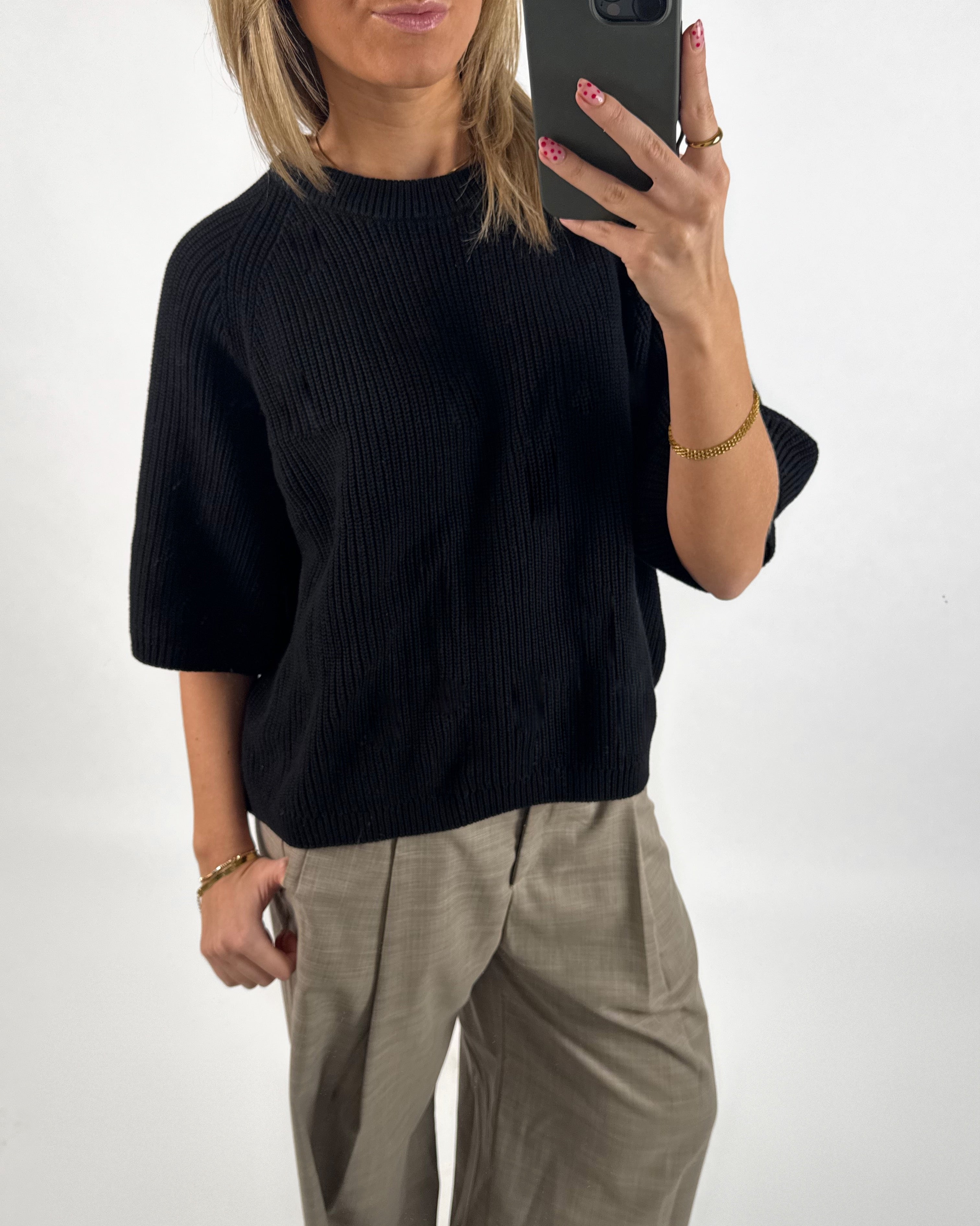Modelbillede af sort MARGE strik t-shirt. Set forfra. Fra BySofieSønderby