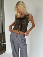 Modelbillede af MARY strik top i kaki. Fra BySofieSønderby