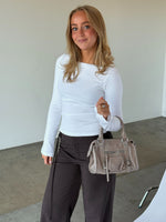 Modelbillede af MEADOW taske i beige. Fra BySofieSønderby