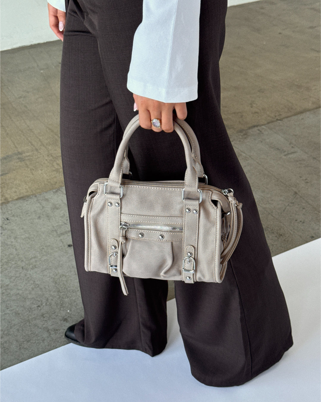 Modelbillede af MEADOW taske i beige. Fra BySofieSønderby