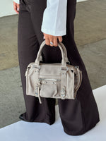 Modelbillede af MEADOW taske i beige. Fra BySofieSønderby