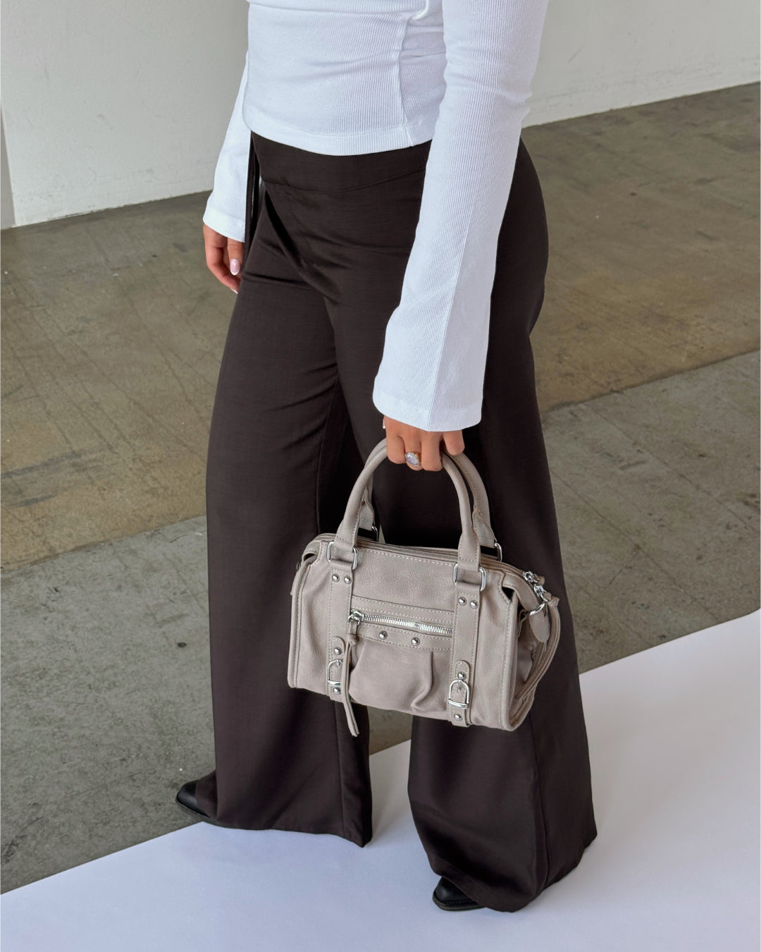 Modelbillede af MEADOW taske i beige. Fra BySofieSønderby