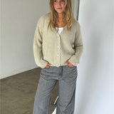 Modelbillede af MEGAN strik cardigan i beige. Fra BySofieSønderby