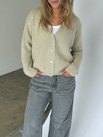 Modelbillede af MEGAN strik cardigan i beige. Fra BySofieSønderby