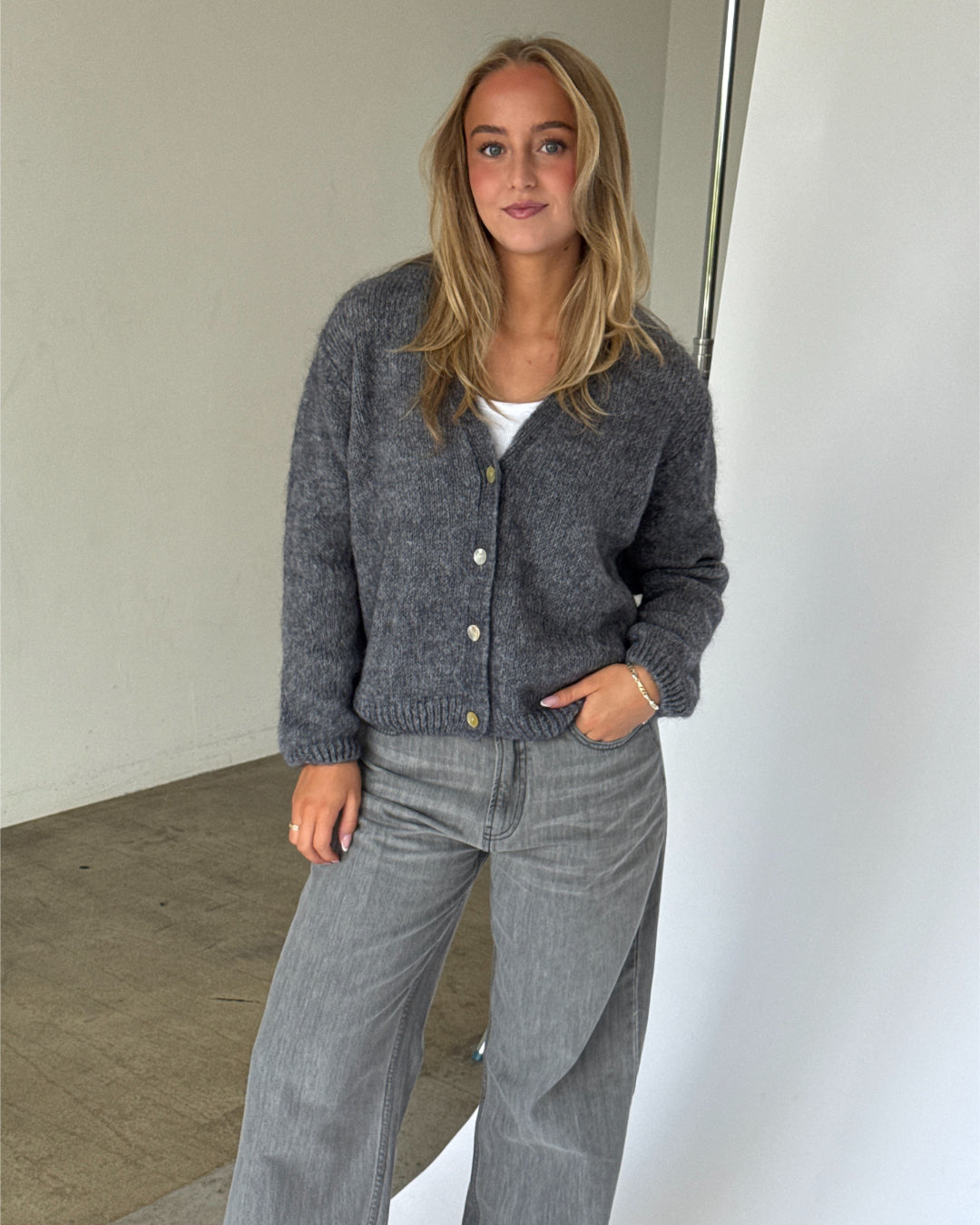 Modelbillede af MEGAN strik cardigan i grå. Fra BySofieSønderby