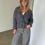 Modelbillede af MEGAN strik cardigan i grå. Fra BySofieSønderby