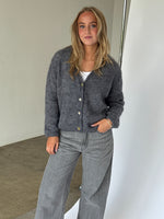 Modelbillede af MEGAN strik cardigan i grå. Fra BySofieSønderby