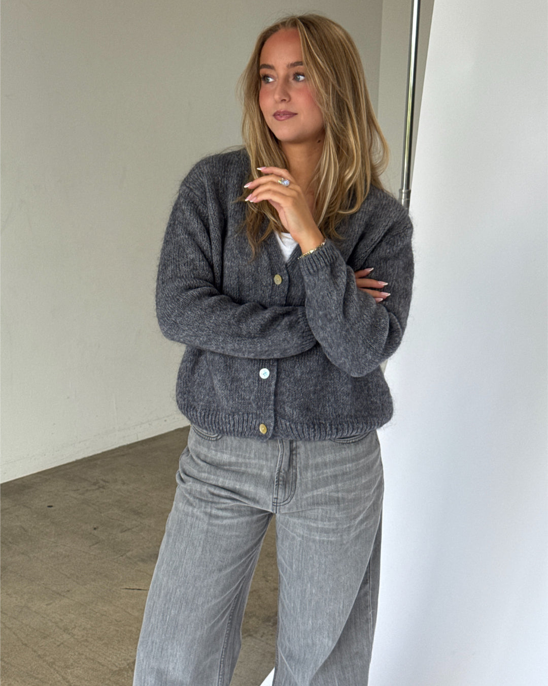 Modelbillede af MEGAN strik cardigan i grå. Fra BySofieSønderby