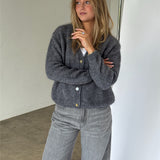 Modelbillede af MEGAN strik cardigan i grå. Fra BySofieSønderby