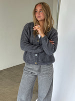 Modelbillede af MEGAN strik cardigan i grå. Fra BySofieSønderby