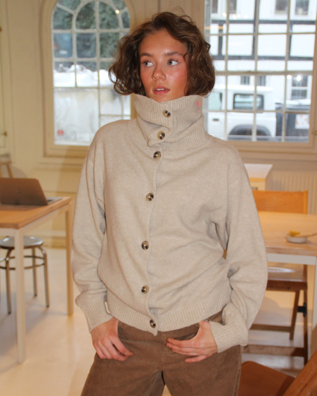 Stemningsbillede af beige MERRIT strik cardigan. Fra BySofieSønderby