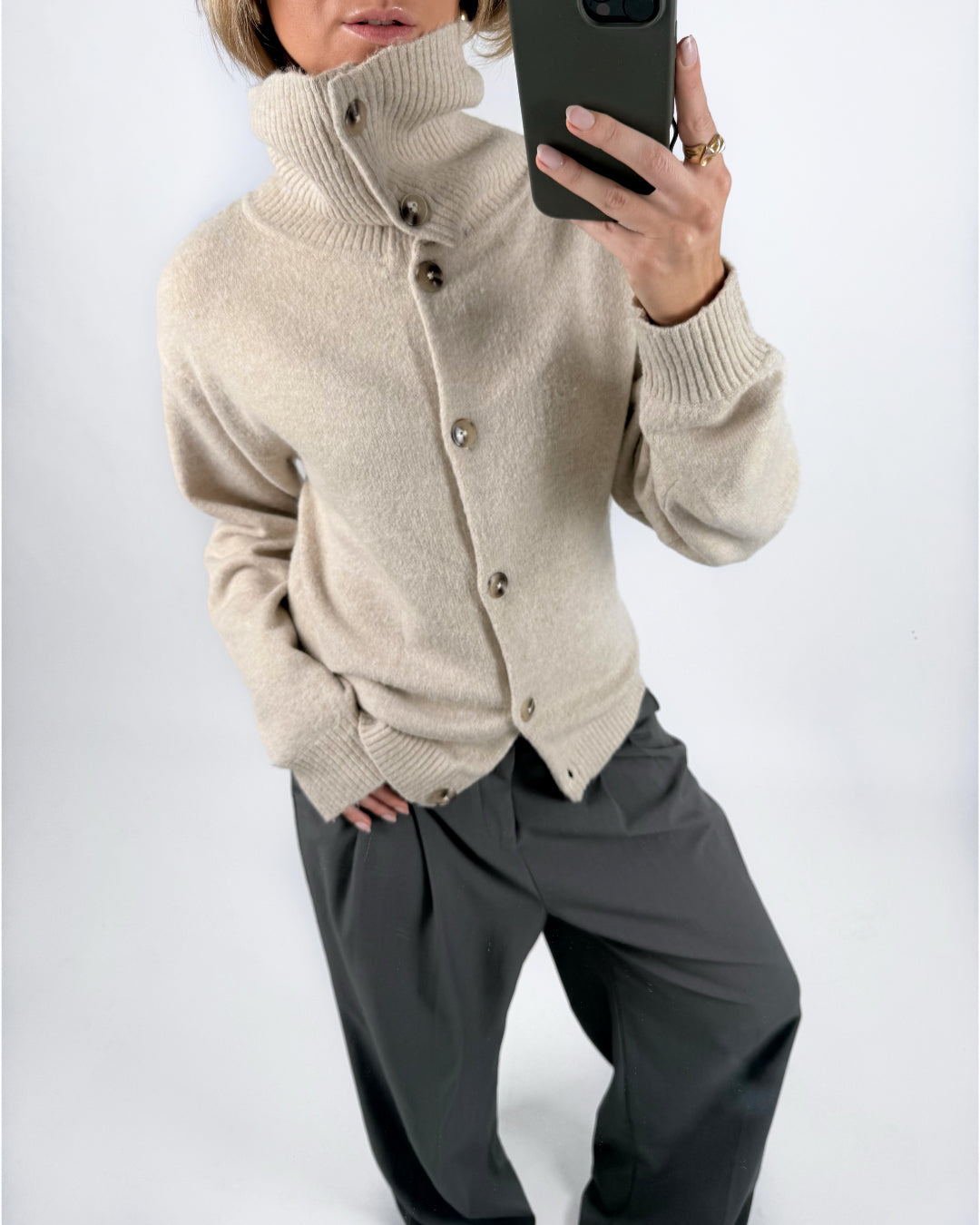 Modelbillede af beige MERRIT strik cardigan. Set forfra. Fra BySofieSønderby
