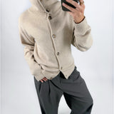 Modelbillede af beige MERRIT strik cardigan. Set forfra. Fra BySofieSønderby