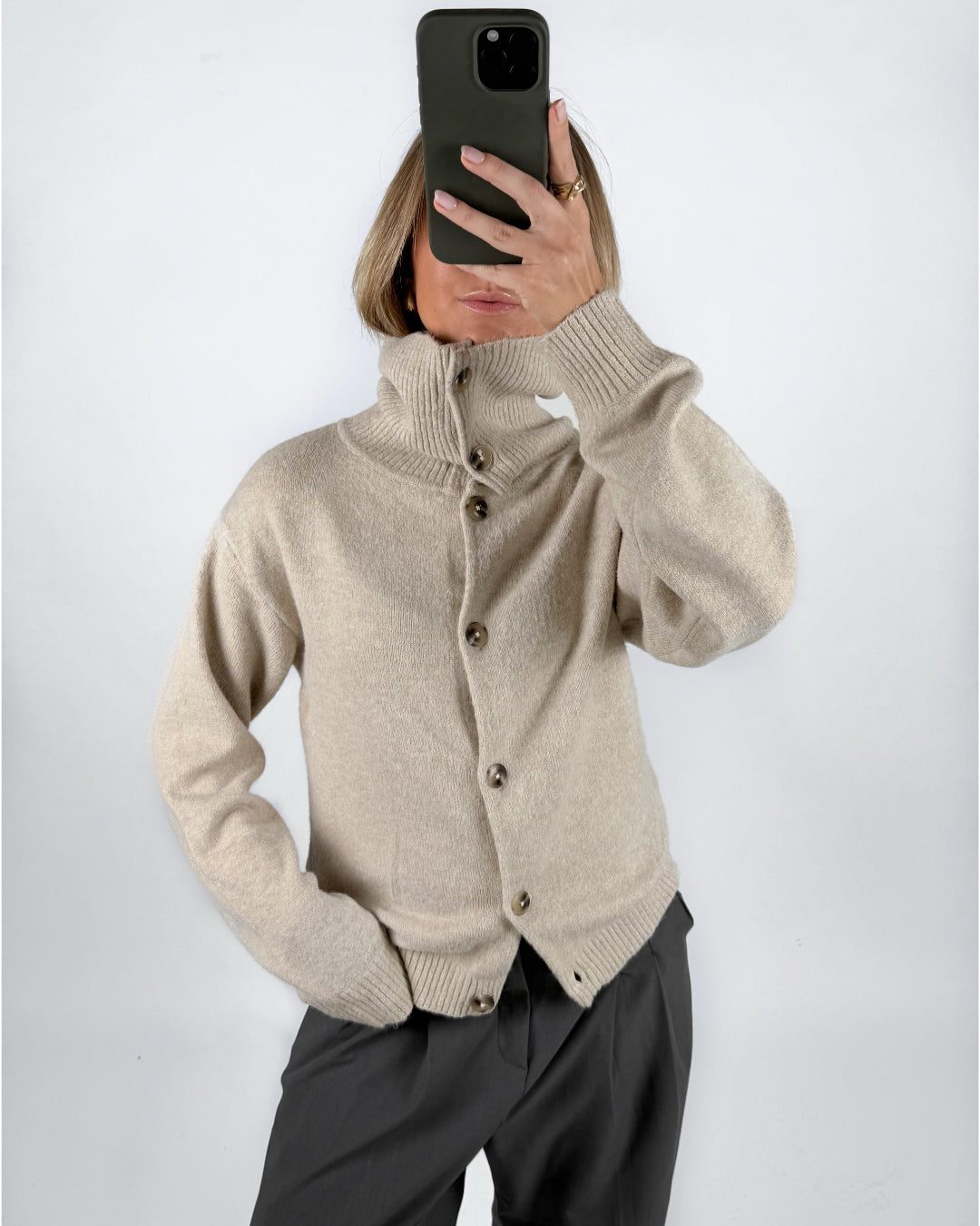 Modelbillede af beige MERRIT strik cardigan. Set forfra. Fra BySofieSønderby