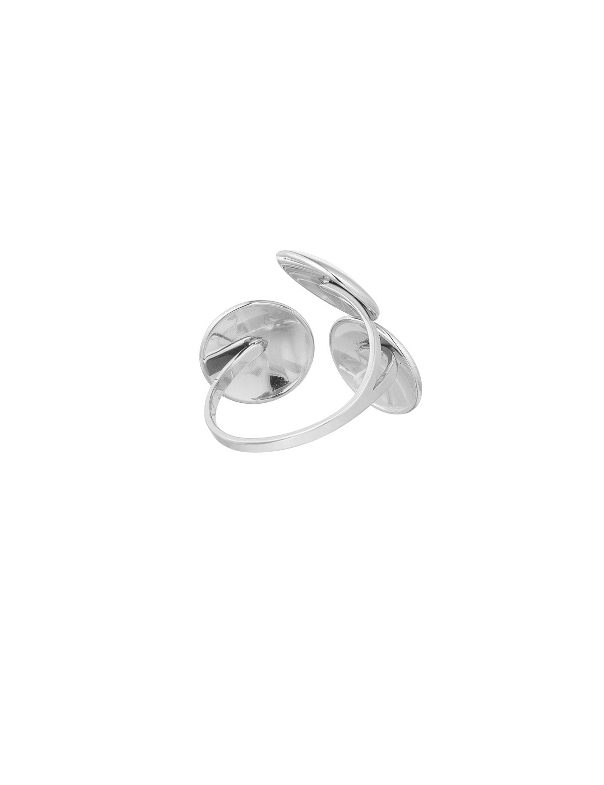 En sølvring med to overlappende, glatte skiver formet som skaller, ligger på en hvid baggrund. Ringen har en elegant og moderne æstetik.